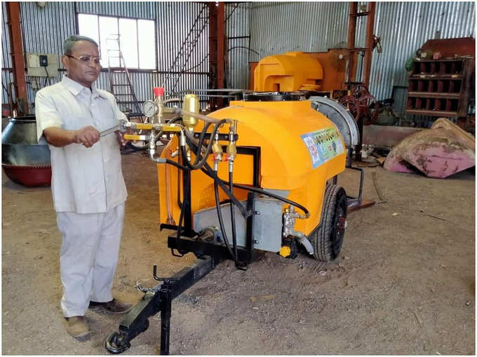 4- राजेंद्र जाधव: किसान ने बनाया सैनिटाइजर यंत्र