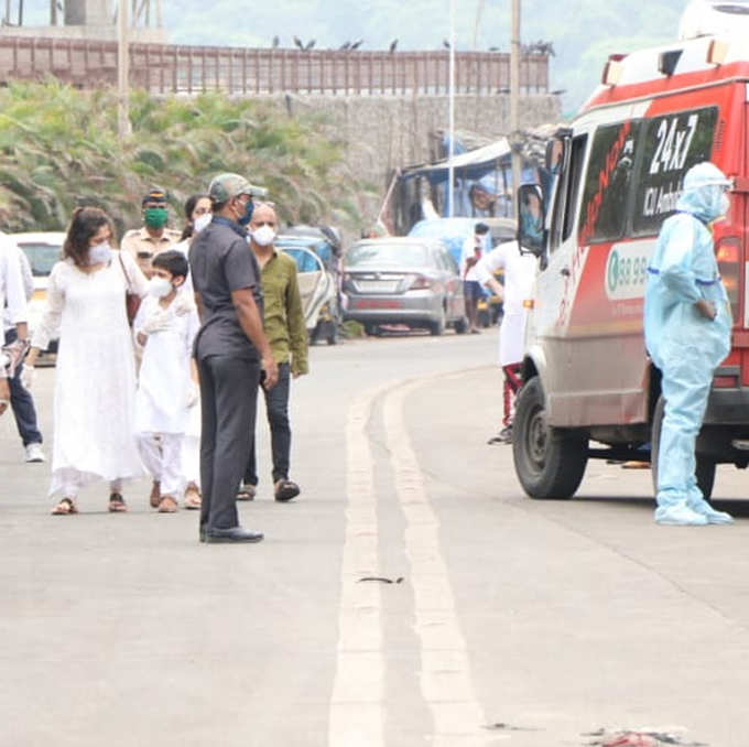 रिश्तेदार और इंडस्ट्री के कुछ लोग पहुंचे