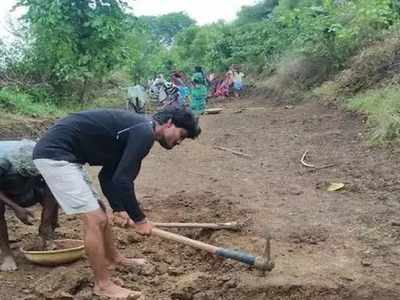 ಲಾಕ್‌ಡೌನ್‌ನಿಂದ ಎಲ್ಲೂ ಸಿಗ್ತಿಲ್ಲ ಕೆಲಸ: ಪಿಜಿ, ಪದವಿ ಓದಿದವರ ಕೈಗೆ ಗುದ್ದಲಿ..!