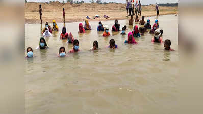 केन नदी में अवैध खनन के खिलाफ महिलाओं ने किया जल सत्याग्रह, कार्रवाई की मांग
