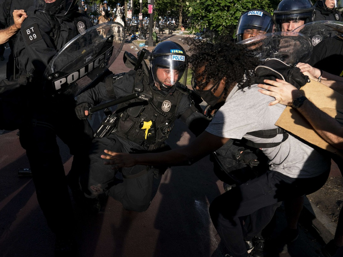 वॉशिंगटन में लगा कर्फ्यू, ह‍िंंसक प्रदर्शन जारी
