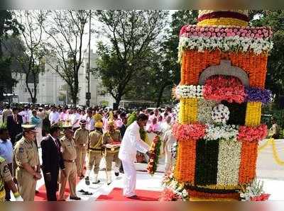 గన్‌పార్క్ అమరుల స్థూపం వద్ద కేసీఆర్ నివాళులు