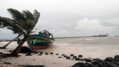 Nisarga Cyclone: चक्रीवादळ घोंगावतेय... पण घाबरू नका, अशी काळजी घ्या!