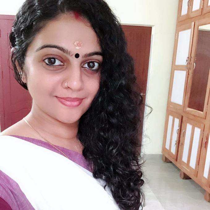 ​ടീച്ചറെ ട്രോളുന്നത് തമാശയല്ല, വൈകൃതമാണ്