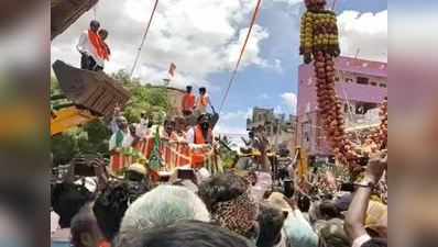 ಸಾಮಾಜಿಕ ಅಂತರ ಮರೆತು ಸೇಬಿನ ಹಾರ, ಹೂವಿನ ಮಳೆಯಲ್ಲಿ ಮಿಂದ ಆರೋಗ್ಯ ಸಚಿವರು!