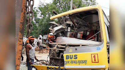 श्रमिकों को ले जा रही बस में ट्रक ने मारी टक्कर, 18 घायल