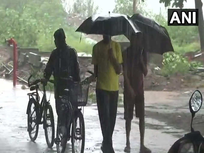 गोवा की राजधानी पणजी में बारिश हो रही है।