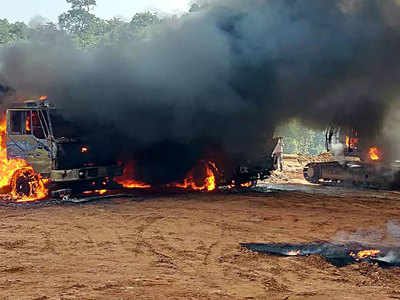 लोहरदगा: नक्सलियों ने बॉक्‍साइट खनन में लगी 11 गाड़ियों को किया आग के हवाले