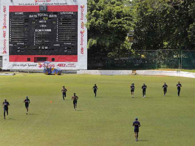 मैदान पर दौड़ लगाते श्रीलंकाई क्रिकेटर
