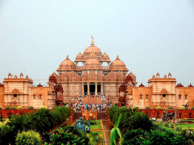 गुलाबी बलुआ पत्थर और सफेद संगमरमर से बना है मंदिर