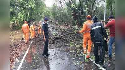 నిసర్గ తుఫాన్: విద్యుత్ స్తంభం కూలి వ్యక్తి మృతి