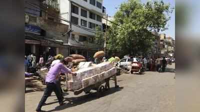 दिख नहीं रही सोशल डिस्टेंसिंग, फिर गिर सकते हैं दुकानों के शटर