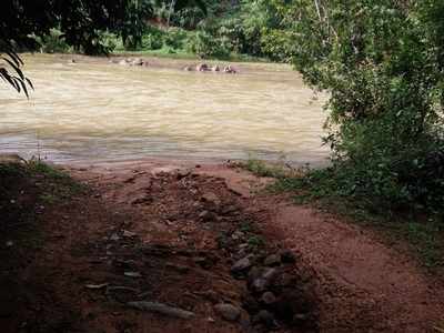 ലോക്ക് ഡൗണും മഴക്കാലവും; കേരള കര്‍ണാടക അതിര്‍ത്തിയില്‍ ഒറ്റപ്പെട്ട് കാസര്‍കോട്ടെ രണ്ട് ഗ്രാമങ്ങള്‍!