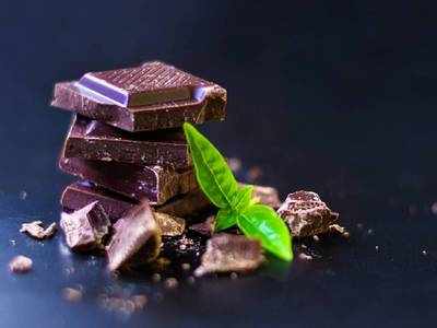 Health Benefits of Dark Chocolate : दूध के साथ भी खा सकते हैं डार्क चॉकलेट, होते हैं यह जबरदस्त फायदे