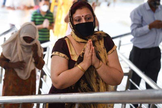 दिल्‍ली: झंडेवाला मंदिर में जुटे श्रद्धालु