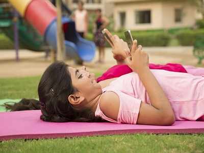 टीएनज उम्र में बच्‍चों के हाथ में स्‍मार्टफोन देने का मतलब बीमारियों को बुलावा देना है