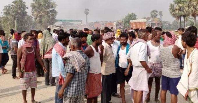 छपरा ब्रेकिंग: गंगा स्नान कर वापस लौट रहे वृद्ध को ट्रक ने कुचला, मौके पर हुई मौत, आक्रोशित लोगों का हंगामा