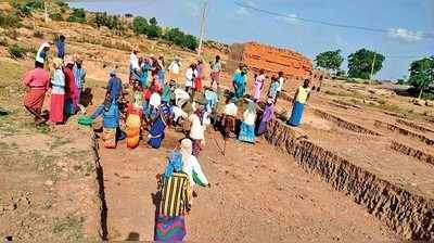 ಚಿಕ್ಕಬಳ್ಳಾಪುರದಲ್ಲಿ ನರೇಗಾ ಕೂಲಿಗೆ ಹೆಚ್ಚಿದ ಬೇಡಿಕೆ, ಆದರೆ ಜಾಬ್‌ಕಾರ್ಡ್‌ ಮರೀಚಿಕೆ!