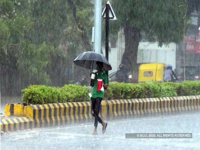 മഴയെ അവഗണിച്ച് നടന്ന് നീങ്ങുന്ന യുവാവ്