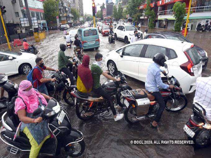 ​ബ്ലോക്കിൽ കുടുങ്ങി വാഹനങ്ങൾ