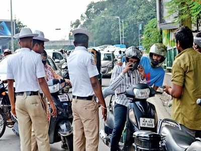 ಮೈಸೂರಲ್ಲಿ ಮತ್ತೆ ರಸ್ತೆಗಿಳಿದ ಟ್ರಾಫಿಕ್‌ ಪೊಲೀಸ್‌: ಮಾಸ್ಕ್‌ ಧರಿಸದಿದ್ರೂ ದಂಡ..!