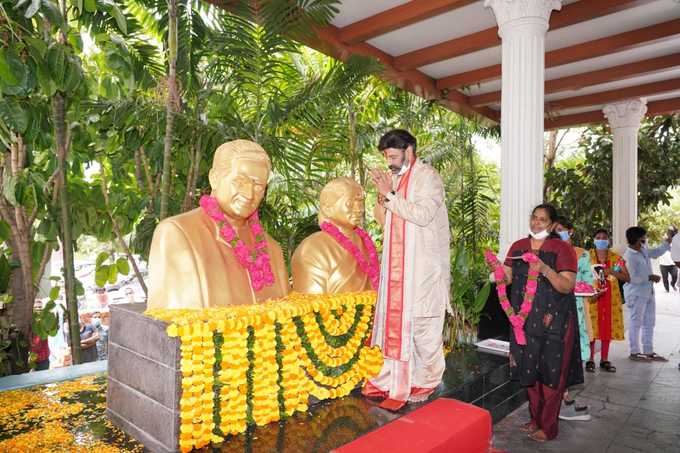 తన తల్లిదండ్రులు ఎన్టీఆర్, బసవతారకం విగ్రహాలకు నివాళి అర్పిస్తున్న బాలకృష్ణ