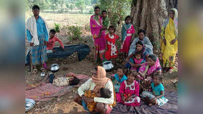 कोरोना के शक में परिवार को गांव से निकाला, पेड़ के नीचे रहने को मजबूर औरत-बच्चे