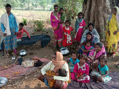 कोरोना के शक में परिवार को गांव से निकाला, पेड़ के नीचे रहने को मजबूर औरत-बच्चे