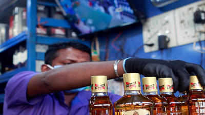 दिल्ली में सरकार ने शराब से की बंपर कमाई, पर नहीं बिकी बीयर और देसी