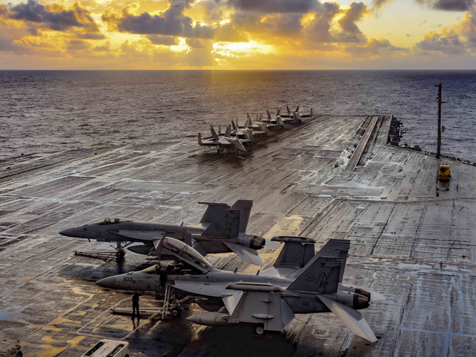 अमेरिकी नौसेना का जोरदार शक्ति प्रदर्शन