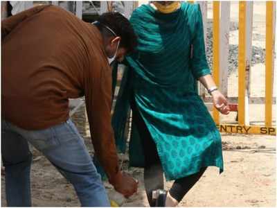 रायसेनः महिला नायब तहसीलदार की वायरल तस्वीर, दलित ड्राइवर से सैनिटाइज कराई जूतियां
