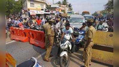 கொரோனா பீதி: சொந்த ஊருக்கு போக முயன்றவர்களை ரவுண்ட் கட்டிய போலீஸ்!!