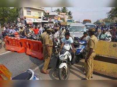 கொரோனா பீதி: சொந்த ஊருக்கு போக முயன்றவர்களை ரவுண்ட் கட்டிய போலீஸ்!!