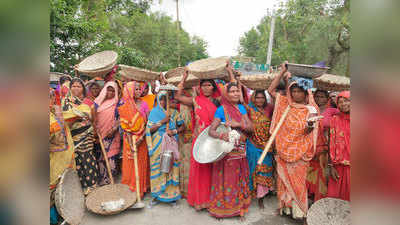 बेगूसराय में मजदूरों का प्रदर्शन, टोकरी-कुदाल लेकर जाम की सड़क
