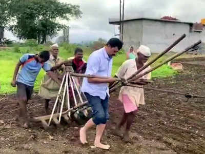 बळीचं राज्य! कोल्हापूरच्या शेतात शेतकऱ्यासोबत राबला राजा