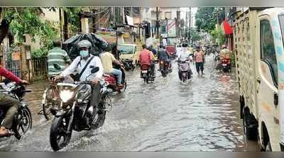 বর্ষার প্রথম বৃষ্টিতেই জল থইথই শহরের রাস্তা