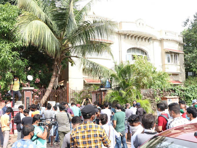 सुशांत के घर के बाहर उमड़ी भीड़