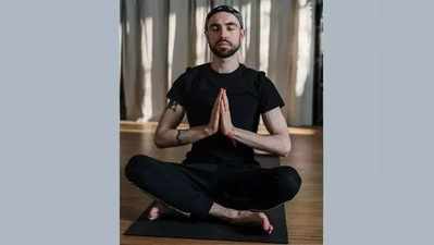 <strong>Yoga Benefits For Mens Health :</strong> योग केल्याने पुरुषांना मिळतात ‘हे’ अद्भुत फायदे, मेंदू आणि हृदय राहतं निरोगी!
