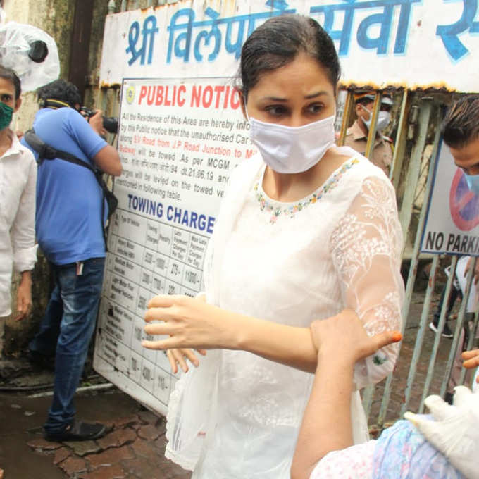 ऐक्ट्रेस पूजा चोपड़ा भी हुईं शामिल