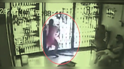 CCTV फुटेज : बँकेत काचेच्या दरवाजाला धडकून महिलेचा मृत्यू