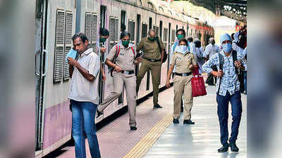 बढ़ रहे हैं यात्री, चल पड़ी मुंबई की लोकल ट्रेन, रेलवे को लाखों की कमाई