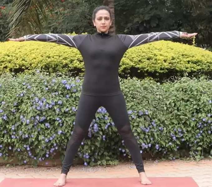 ​त्रिकोणासन (Triangle Pose)