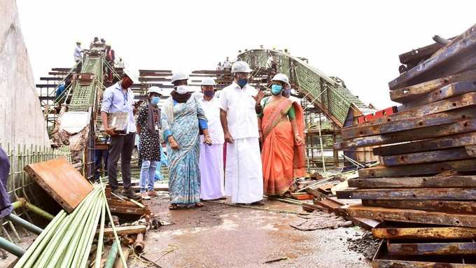 മന്ത്രി എ കെ ശശീന്ദ്രൻ നിര്‍മ്മാണ പ്രവര്‍ത്തനങ്ങള്‍ വിലയിരുത്തുന്നു