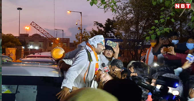 उत्‍तर प्रदेश कांग्रेस अध्यक्ष अजय कुमार लल्‍लू लखनऊ जेल से रिहा हुए। कार्यकर्ताओं ने बाहर उनका स्वागत किया