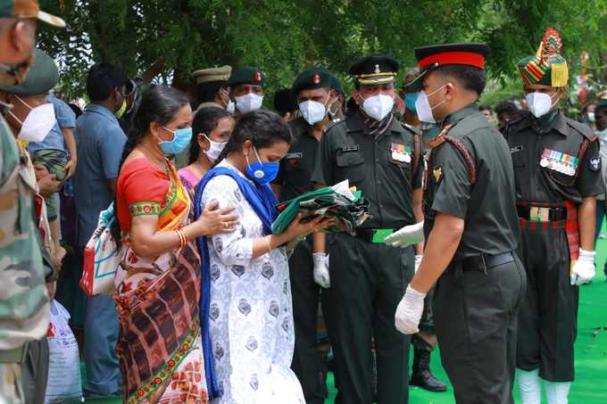 భర్త యూనిఫాం స్వీకరిస్తూ..