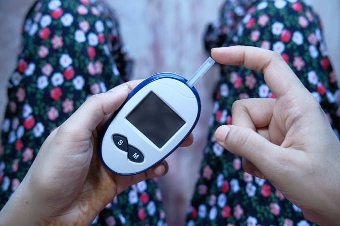 women hand measuring diabetic