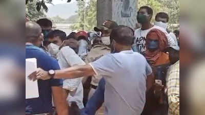 पालघरः प्रवासी मजदूरों को मारी थी लात, तहसीलदार के खिलाफ बीजेपी कार्यकर्ताओं ने किया प्रदर्शन
