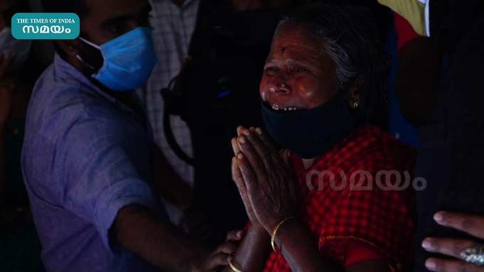 സച്ചിയുടെ മൃതശരീരം പൊതു ദർശനത്തിന് വെച്ചപ്പോൾ കാണാനായെത്തിയ നഞ്ചമ്മ പൊട്ടിക്കരയുന്നു1.