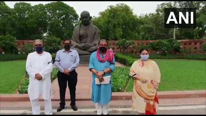 मनोज झा और मीसा भारती समेत आरजेडी नेताओं ने संसद में गांधी प्रतिमा के सामने विरोध प्रदर्शन किया। आरजेडी नेता पीएम की सर्वदलीय बैठक में नहीं बुलाए जाने से नाराज हैं।