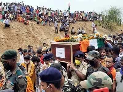 কাঁদছে বেলগড়িয়া, দাদার বদলা নিতে সেনায় যাবেন শহিদ জওয়ানের ভাই